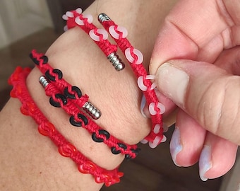 Pulsera de actividad sensorial para la tricotilomanía con excoriación: Anillos elásticos para ayudar a la persona a arrancarse la piel.