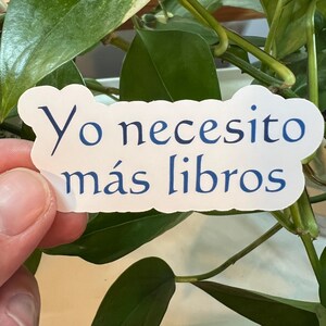 Yo Necesito Más Libros Spanish Die Cut Matte Sticker | I Need More Books Spanish Mexican Language Reader Librarian Author Spain Mexico
