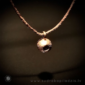 BLUEBERRY pendant in bronze, lightweight, simple
