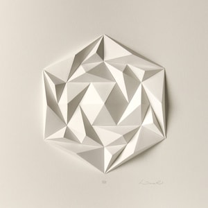 Triangolo - Scultura astratta - Arte della parete bianca - Rilievo mosaico di carta d'archivio piegata - Geometrico moderno - Creato da Kubo Novak - Icosa3M4