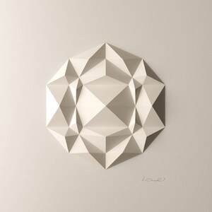 Weiße geometrische Wanddekoration-Relief-Gefaltetes Papier Kristall Mosaik-Moderne geometrische abstrakte Skulptur-Erstellt von Kubo Novak-DodecaF2