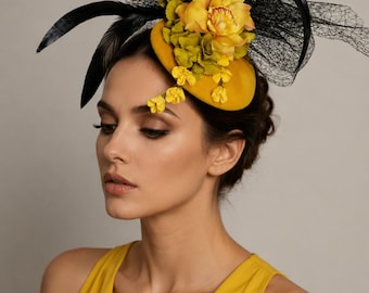 Gelbe Orchidee Fascinator Hut, schwarze Federn, maßgeschneiderte Braut Kopfbedeckung