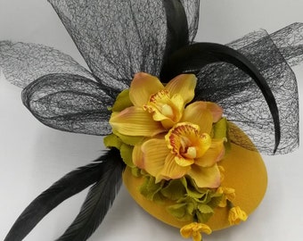 Cappellino fascinator con orchidea gialla e piume nere, copricapo da sposa su misura.
