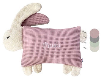 Coussin doudou "lapin" en piqué gaufré, personnalisé avec prénom, de couleur rose, aux couleurs pastel