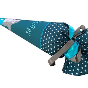 Glückspilz Personalisierte Schultüte Aus Stoff – Mit Namen Bestickt, Hai-Motiv In Blau, Für 70-cm-Papprohling