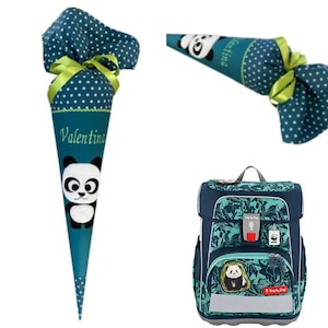 Könnte beinhalten: Eine Schultüte in Türkis mit weißen Punkten, einem Panda-Bären-Design und dem Namen "Valentina". Die Tüte ist mit einem grünen Band gebunden. Ein passender Rucksack mit Panda-Bären-Aufnäher ist ebenfalls abgebildet.