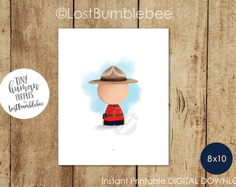 Puede incluir: Descarga digital imprimible de 8x10 pulgadas de una ilustración de dibujos animados de un policía de la Real Policía Montada de Canadá con un uniforme rojo y un sombrero marrón. La ilustración está sobre un fondo blanco con una lavada de acuarela azul.