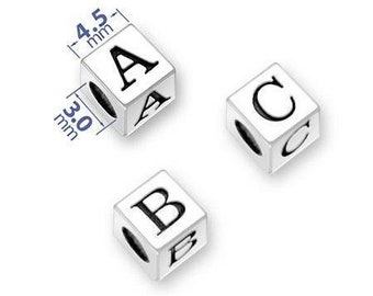 Puede incluir: Tres cuentas de cubo de plata con abalorios de letras negras. Las cuentas miden 3,0 mm por 4,5 mm y presentan las letras A, B y C.