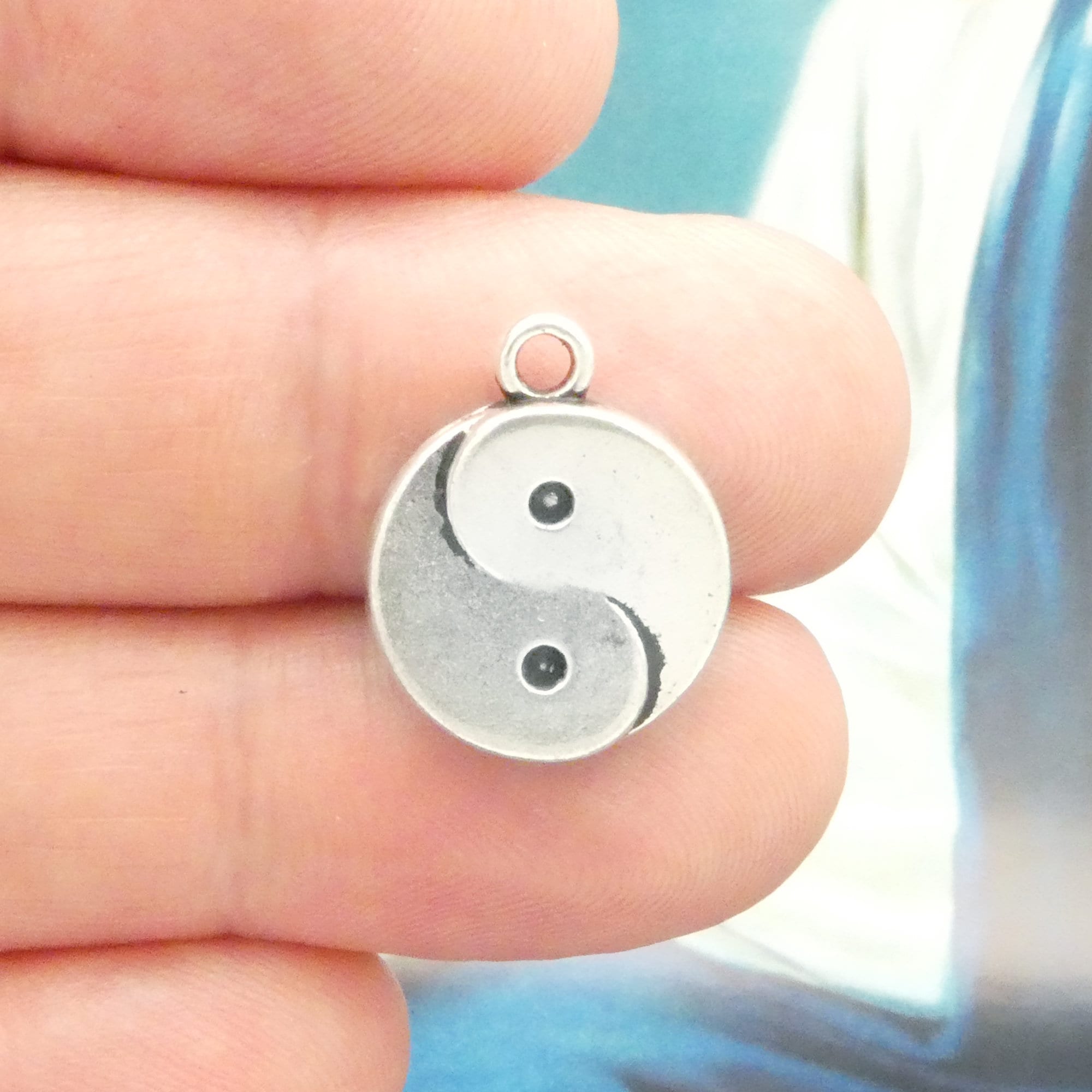 MM: Small Silver Yin Yang Charm 万物流転の真理 28mm Split Yin Yang Charms, Black and White Yin Yang Pendant (2