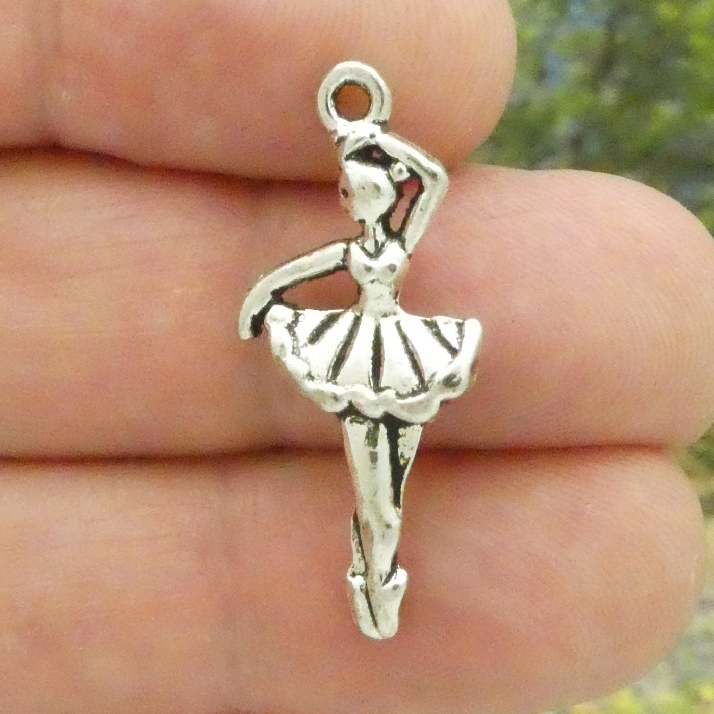 familiar × stina Dahlia Ballet Charm stina × familiar Dahlia Ballet Charm Dahlia Janick's