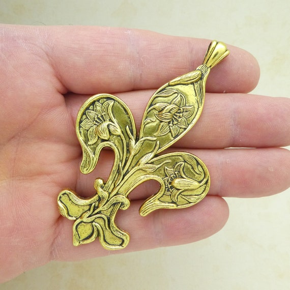 Fleur de hotsell lis gold charm