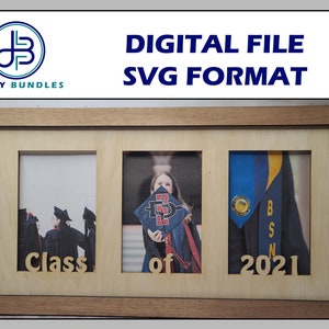 Pode incluir: Um quadro de fotos de madeira com três aberturas para fotos. O quadro é castanho com um interior de madeira clara. O quadro tem as palavras "Class of 2021" escritas nele.