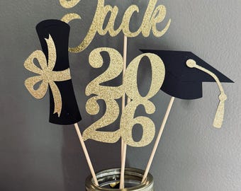 Centros de mesa de graduación 2026, Fiesta de graduación, Decoraciones de graduación, Clase de 2026, Palitos para nombres, Palitos de graduación, Palitos 2026