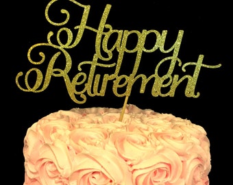 Peut inclure: Un gâteau avec un glaçage rose et un décor de gâteau doré scintillant "Happy Retirement". Le gâteau a un motif de rose et est posé sur un fond noir. Le décor est fixé à un bâton en bois.