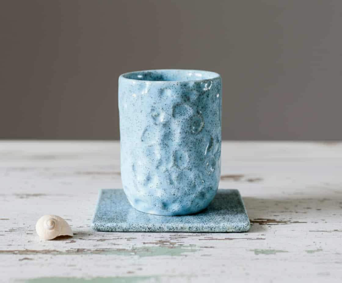 Taza de cerámica estilo costero con posavasos, vaso de cerámica único hecho a mano en azul claro moteado, taza más pequeña de 230 ml con posavasos en relieve azul cielo