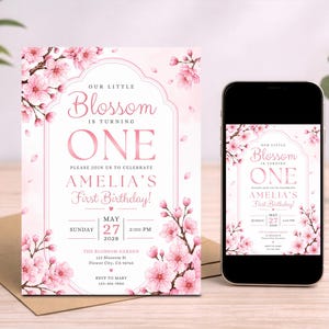 Op de afbeelding: Een roze bloemen uitnodiging voor de eerste verjaardag met de tekst "Our Little Blossom is Turning ONE". De uitnodiging bevat de naam "Amelia" en de datum 27 mei 2028 om 14:00 uur. Een smartphone toont hetzelfde ontwerp.