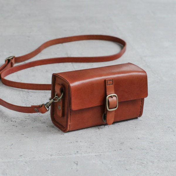 Classy hand stitched light brown caramel leather camera case