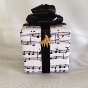 Musical Notes Music box wrapped as a gift image 1