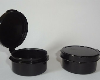 Contenedores con bisagras negros de 10 gramos Frascos de plástico redondos pequeños negros, cápsulas de pastillas, viales con tapas adjuntas Lote al por mayor Almacenamiento de cosméticos de maquillaje nuevo