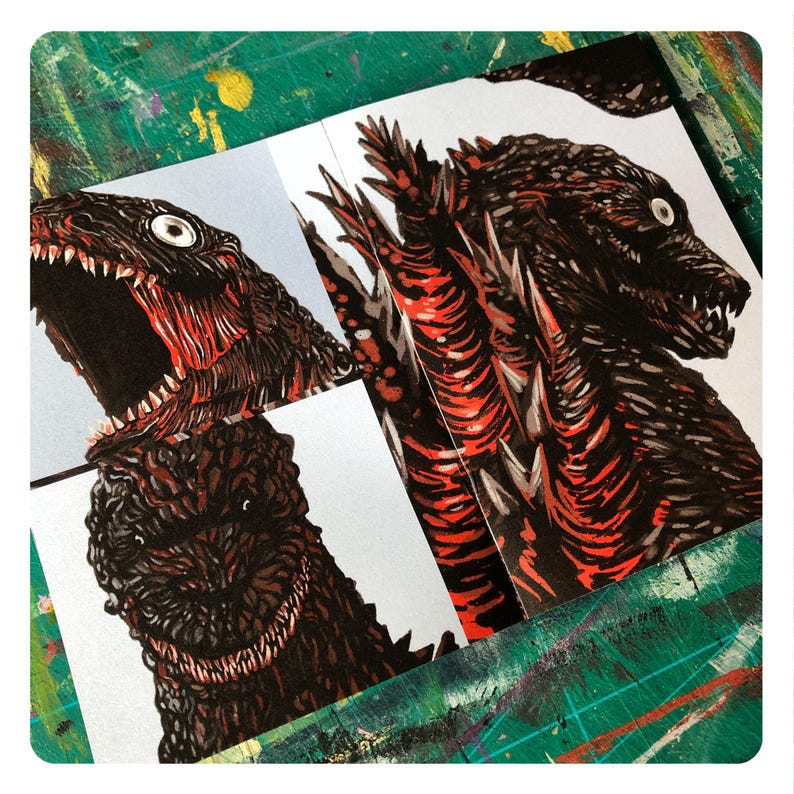 Op de afbeelding: Close-up van een zwarte en rode monsterillustratie met scherpe tanden en klauwen. De illustratie is gedrukt op een witte achtergrond en is verdeeld in drie secties.