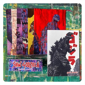 Op de afbeelding: Een set van zes ansichtkaarten met verschillende illustraties van Godzilla, een gigantisch monster uit de Japanse popcultuur. De ansichtkaarten zijn kleurrijk en tonen een verscheidenheid aan Godzilla-ontwerpen, waaronder een rode en blauwe Godzilla, een zwart-witte Godzilla en een groene Godzilla. De ansichtkaarten zijn getiteld "Shin Godzilla Postcards - Set of 6".