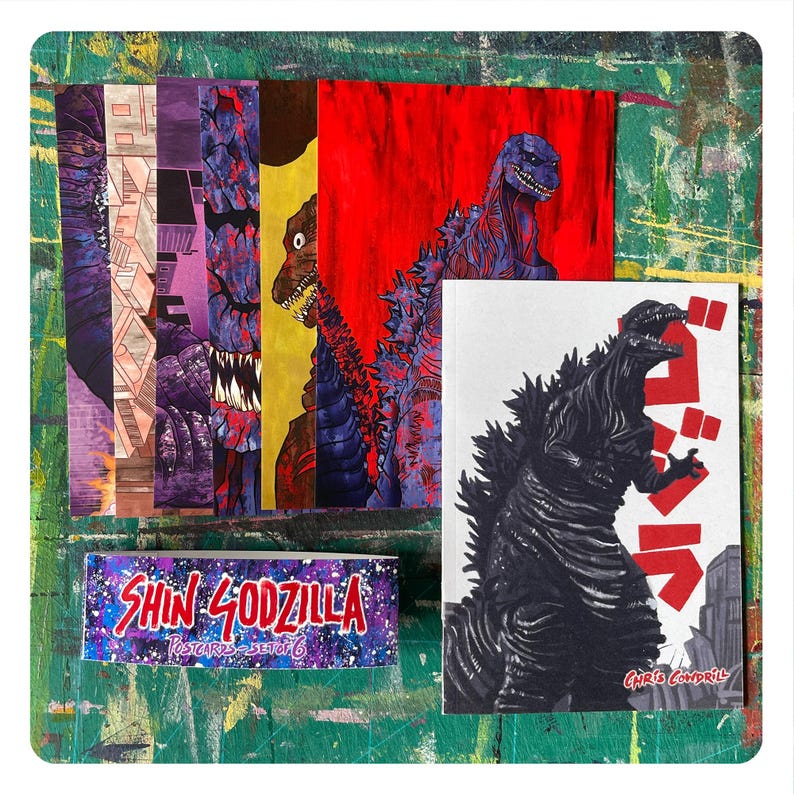 Op de afbeelding: Een set van zes ansichtkaarten met verschillende illustraties van Godzilla, een gigantisch monster uit de Japanse popcultuur. De ansichtkaarten zijn kleurrijk en tonen een verscheidenheid aan Godzilla-ontwerpen, waaronder een rode en blauwe Godzilla, een zwart-witte Godzilla en een groene Godzilla. De ansichtkaarten zijn getiteld "Shin Godzilla Postcards - Set of 6".