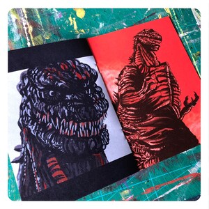 Op de afbeelding: Twee zwart-rode illustraties van een monster met scherpe tanden en klauwen. Het monster links is een close-up van het hoofd en de nek, terwijl het monster rechts een volledige illustratie is.