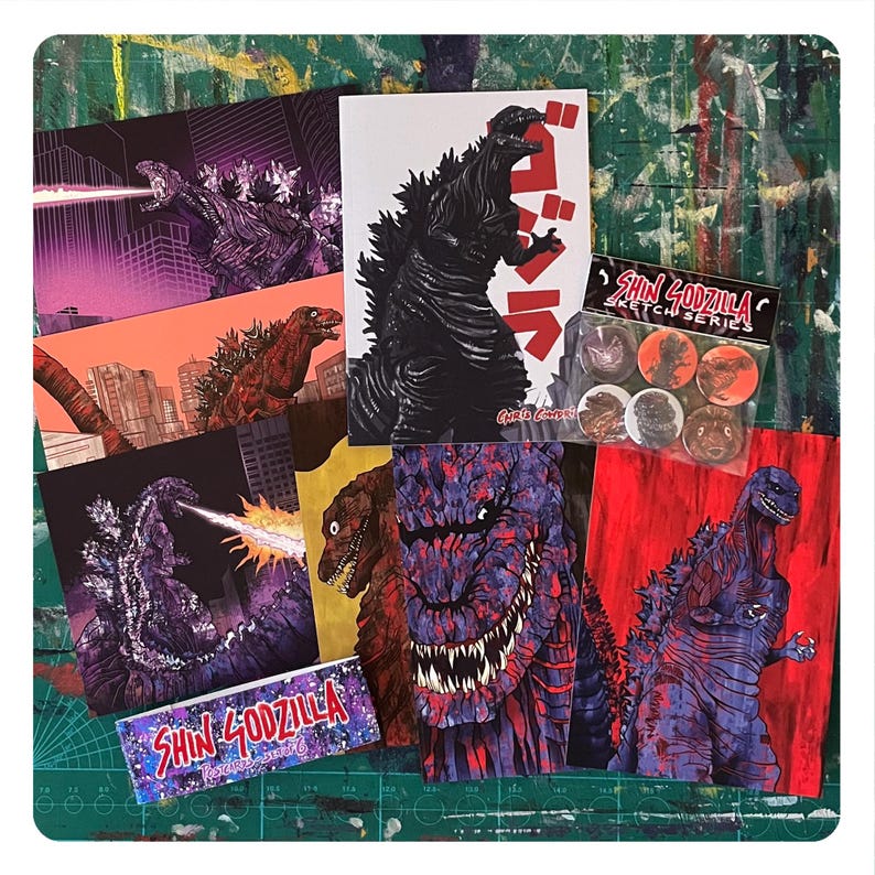 Op de afbeelding: Een verzameling ge&iuml;llustreerde kaarten met verschillende versies van Godzilla, een fictief gigantisch monster. De kaarten zijn gerangschikt op een groene ondergrond met een set ronde knoppen waarop Godzilla in verschillende poses te zien is. De knoppen zijn gelabeld met "Shin Godzilla Sketch Series".