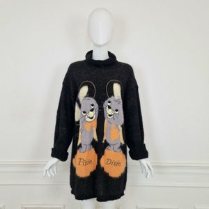 Könnte beinhalten: Schwarzer, flauschiger Pullover mit einem Motiv von zwei Comic-Mäusen, eine mit der Aufschrift "Pixie" und die andere mit "Dixie".