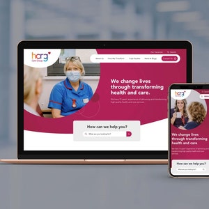 Puede incluir: La p&aacute;gina de inicio de un sitio web para una empresa de atenci&oacute;n m&eacute;dica llamada "hcrg Care Group". El sitio web presenta una foto de una enfermera con una mascarilla facial hablando con un paciente. El texto del sitio web dice "Cambiamos vidas transformando la salud y la atenci&oacute;n." y "&iquest;C&oacute;mo podemos ayudarte?"