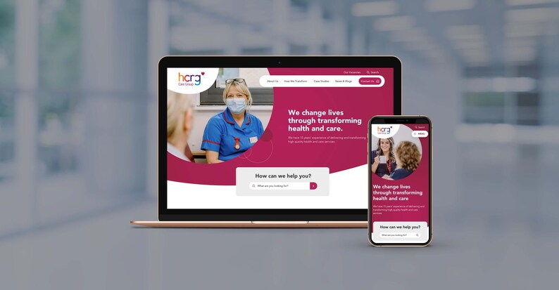 Puede incluir: La p&aacute;gina de inicio de un sitio web para una empresa de atenci&oacute;n m&eacute;dica llamada "hcrg Care Group". El sitio web presenta una foto de una enfermera con una mascarilla facial hablando con un paciente. El texto del sitio web dice "Cambiamos vidas transformando la salud y la atenci&oacute;n." y "&iquest;C&oacute;mo podemos ayudarte?"