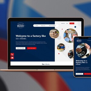 Puede incluir: Una p&aacute;gina de inicio de sitio web para una f&aacute;brica que fabrica productos de madera personalizados. El sitio web presenta un fondo azul con texto blanco e im&aacute;genes de los productos y empleados de la f&aacute;brica. El t&iacute;tulo del sitio web dice "Bienvenido a una f&aacute;brica como ninguna otra."