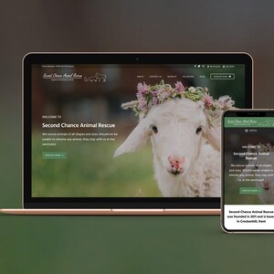 Puede incluir: Un sitio web para Second Chance Animal Rescue, con un cordero que lleva una corona de flores en un campo verde. El sitio web se muestra en una computadora port&aacute;til y un tel&eacute;fono m&oacute;vil.