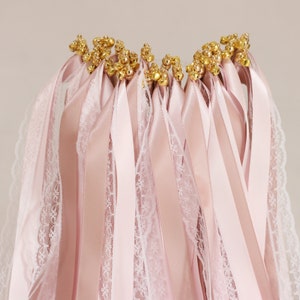 50 STÜCKE Hochzeits-Zauberstäbe mit Satinband Spitzenband und Glocke Party Zauberstäbe Party-Zauberstäbe Zauberstäbe für Hochzeitsdekore