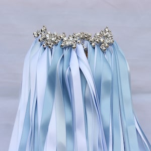 50 STÜCKE Band Zauberstäbe mit dreifachem Band und Glocke Party Zauberstab Luftschlangen Ribbon Sticks Zauberhafte Fee Zauberstäbe für Hochzeitsdekore