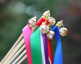 Varinhas de fita personalizadas, 50 peças com 2 ou 3 fitas e sino cloisonne, fitas, varas de fita, varinhas mágicas de fadas para decorações de casamento