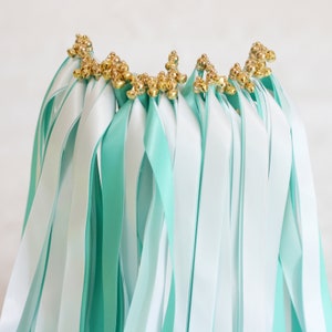 50 Uds varitas con cinta con cinta triple y campana varitas de fiesta serpentinas palos de cinta varitas mágicas de hadas para decoraciones de boda