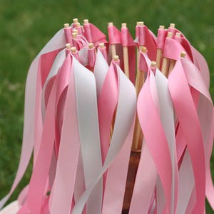 50PCS Hochzeit Zauberstäbe mit dreifachen Band keine Glocke Zauberstab Streamer Band Sticks Zauberfee Zauberstäbe für Hochzeit Dekore Brautdusche