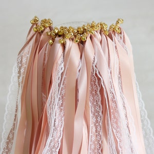 50 STÜCKE Hochzeits-Zauberstäbe mit Satinband Spitzenband und Glocke Party Zauberstäbe Party-Zauberstäbe Zauberstäbe für Hochzeitsdekore