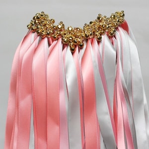 50 Uds varitas con cinta con cinta triple y campana varitas de fiesta serpentinas palos de cinta varitas mágicas de hadas para decoraciones de boda