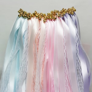 50 Stück Hochzeit Zauberstäbe mit Satinband Spitzenband Bell Party Zauberstäbe Luftschlangen Band Sticks Zauberstäbe Hochzeit Dekore