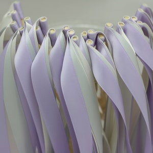 50 STÜCKE Ribbon Stäbe mit dreifachem Band keine Glocke Party Zauberstab Luftschlangen Ribbon Sticks Magic Fairy Stäbe für Hochzeitsdekore