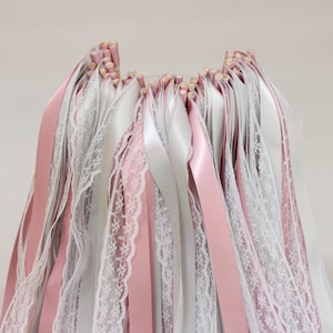 50 STK Hochzeitsstäbchen mit Satinband Spitzenband Partystab Fichtengrün StreamerBand Stäbchen Zauberfee Zauberstab FürWedding Dekore