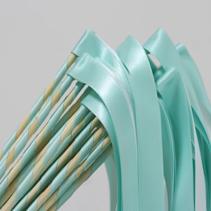 50 varitas de cinta con cinta doble y palitos envueltos, varitas de fiesta, serpentinas, palitos de cinta, varitas mágicas de hadas para decoraciones de bodas