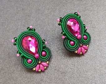 Pendientes verdes buganvilla cortos Soutache, Pendientes verde magenta, Pendientes artesanales cristal, Pendientes verde esmeralda fucsia