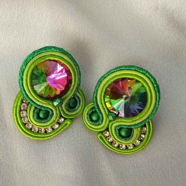 Limette grüne Soutache bestickte Ohrstecker, Chatreuse Ohrringe, Vitrail Kristallohrringe, Soutache Schmuck, große Kreis Ohrstecker