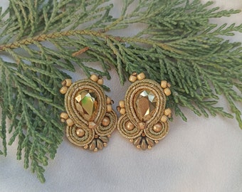 Pendientes dorados cortos soutache, Pendientes cristal pequeños, Pendientes invitada boda, Pendientes bordados cristal tallado