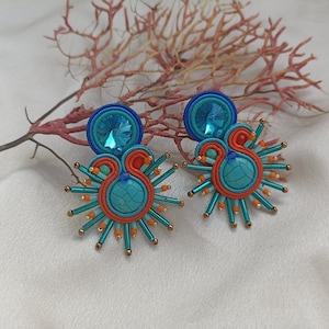 Orecchini Soutache turchese arancione, orecchini boho howlite turchese, orecchini medi di cristallo con perline blu acquamarina, orecchini ricamati con borchie grandi