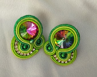 Puces d'oreilles brodées soutache vert citron, boucles d'oreilles chatreuse, boucles d'oreilles en cristal Vitrail, bijoux soutache, boucles d'oreilles grand cercle