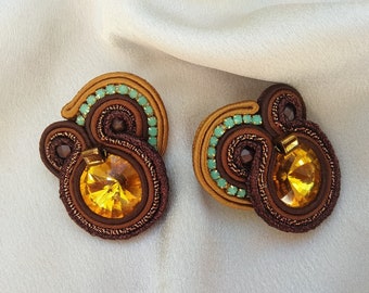 Pendientes marrón mostaza soutache, Pendientes cortos marrón cobre, Pendientes de botón grandes, Bisutería textil, Pendientes redondos